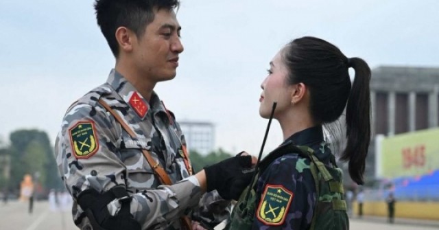 Nụ hôn vội của những cặp quân nhân trong buổi hợp luyện diễu binh