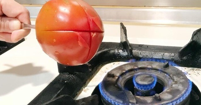 Không cần chần nước sôi, gọt vỏ cà chua dễ dàng như đầu bếp chỉ với 3 bước