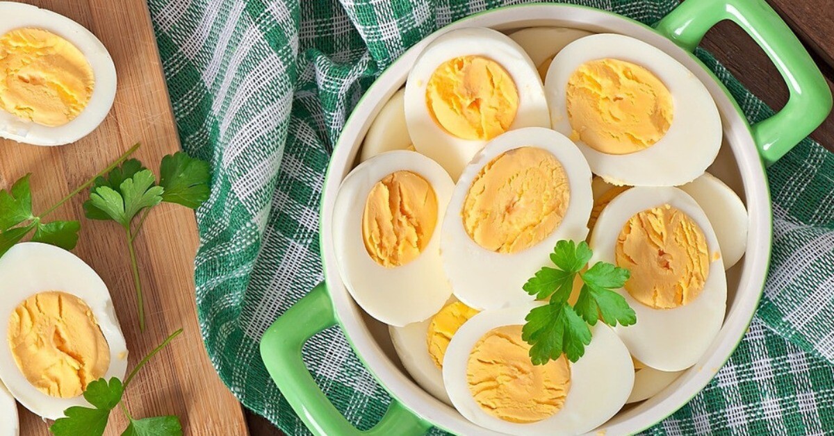 Luộc trứng nhiều năm giờ mới biết, phải cho thêm thứ này vào trứng mới dễ bóc vỏ, biết lý do tôi làm theo ngay