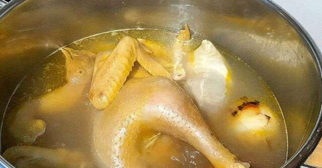 Luộc gà nên để úp hay ngửa mới đúng, đa số quen tay mà không biết những điều này, giờ học được cũng chưa muộn