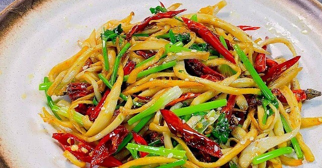 Rau này được coi là “vua tăng cường miễn dịch”, có thể bổ sung 18 loại axit amin, xào hay kho đều hấp dẫn, tốn cơm