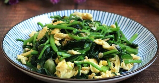 Trứng đem nấu với loại rau bán đầy chợ nhưng vitamin K gấp 60 lần trứng vịt, được món ăn với cơm đậm đà, ngon miệng giá lại rẻ