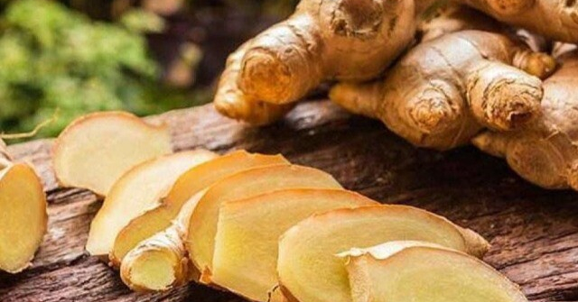 Gừng mua về rất dễ bị thối, teo, ngâm ngay vào thứ nước rẻ tiền này, để lâu vẫn tươi, ăn lúc nào cũng được