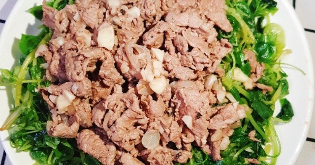 Cây dại mọc đầy vệ đường được ví như "thảo dược vàng", hái đem về làm gỏi cả nhà tranh nhau ăn