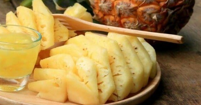 Dứa gọt xong cho vào ngâm cùng thứ này ăn không bị rát lưỡi, đã thế dứa lại còn ngọt hơn