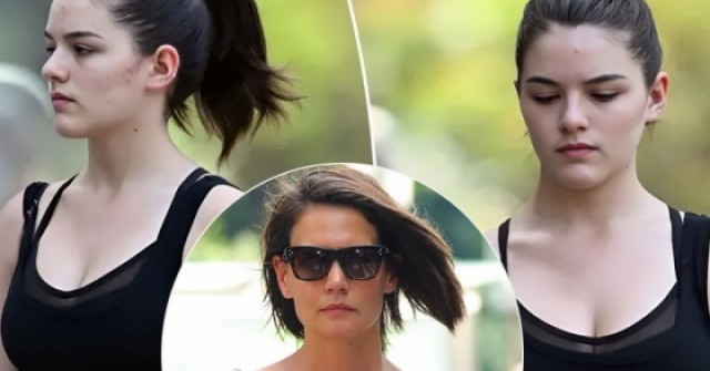 Suri Cruise được nhận xét ngày càng giống mẹ
