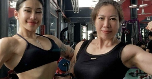 Con gái 25 tuổi truyền động lực cho mẹ 50 tuổi tập gym