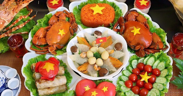 Những mâm cơm, chiếc bánh yêu nước của "khối mẹ đảm" rực rỡ dịp Quốc khánh 2-9