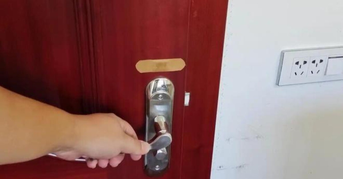 Trước khi ngủ, dán một miếng băng urgo lên cửa sẽ giúp mọi nhà thoát khỏi nỗi phiền toái, hiệu quả bất ngờ