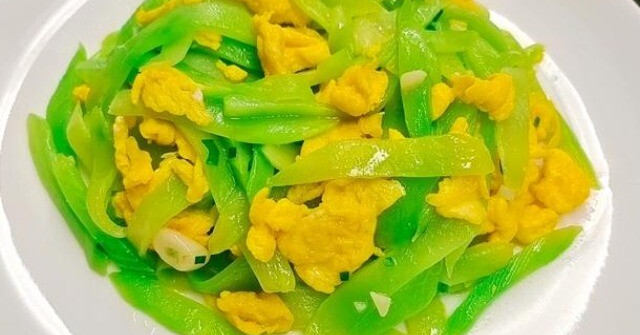 Cây này nhiều người chỉ ăn lá nhưng phần thân rất ngon, ngoài chợ cực ít bán, nấu lên vừa giòn lại bổ mát