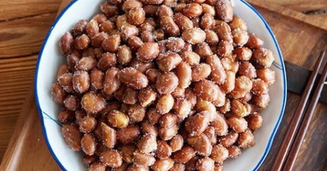 Làm lạc rang muối đừng cho ngay vào chảo, thêm 1 bước và 1 nguyên liệu, để cả tuần vẫn giòn bùi thơm nức
