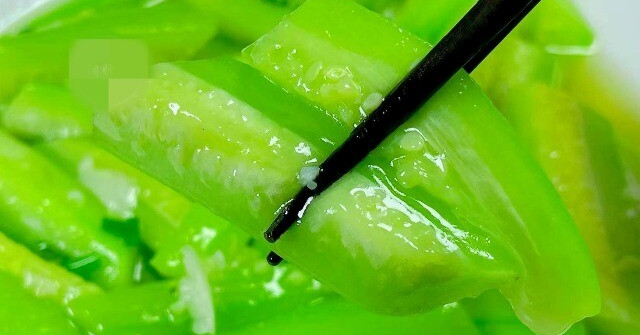 Xào mướp, điều tối kỵ là cho trực tiếp vào chảo! Chỉ cần thêm 2 bước, mướp xanh mướt, không thâm đen, không chảy nước