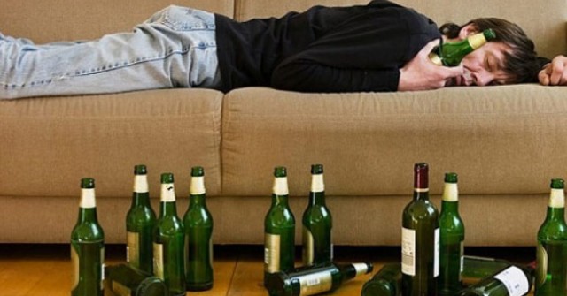Phát điên vì chồng mải nhậu quên đón con