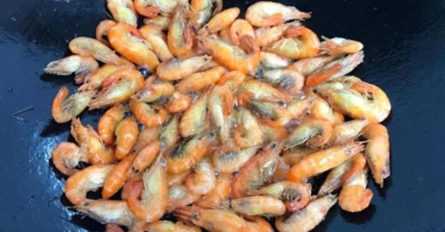 Rang tôm bao năm giờ mới biết không cần cầu kỳ, chỉ cho 2 thứ này tôm luôn có màu đỏ đẹp lại cực giòn ngon