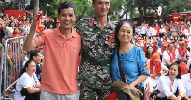 Cuộc hội ngộ chớp nhoáng của người thân chiến sĩ diễu binh