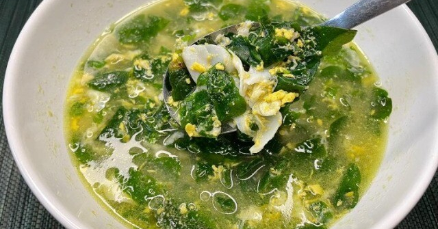 Cây này chỉ ăn lá, vitamin C gấp 45 lần rau thường, nấu canh hay luộc đều rất mát, được ưa chuộng vào mùa hè