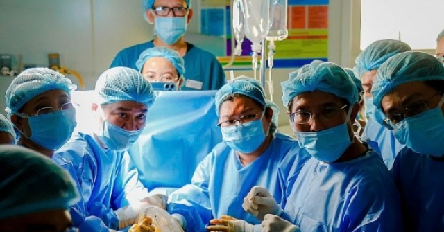 Hai phút nghẹt thở cứu tim thai nhi cho bà bầu Singapore