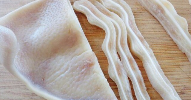 Luộc tai lợn nhiều năm giờ mới biết, tai phải ngâm vào thứ nước này trước khi thái mới trắng giòn đẹp mắt